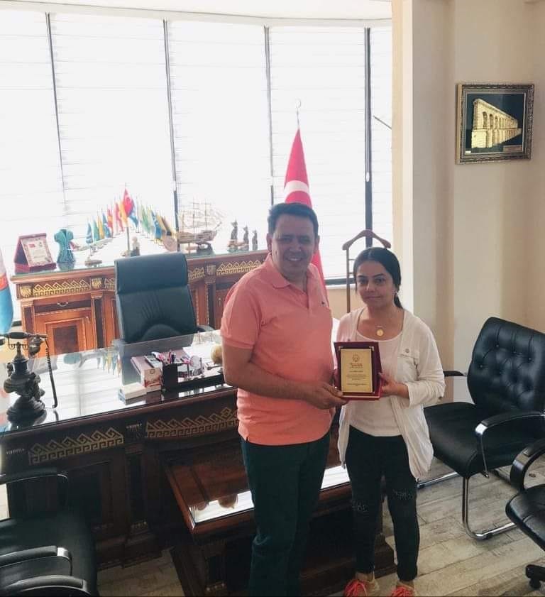 Özel Eğitim Öğretmenimiz Kübra TONTU'ya Plaket ve Maaş Ödülü